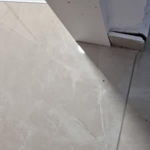 רצפת אריחים עם פינה שבורה ליד קיר