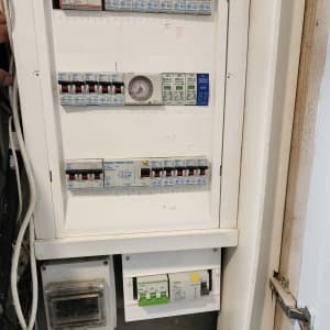 לוח חשמל עם מפסקים ומתגים שונים