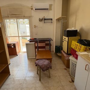 חדר עם רהיטים שונים ומזגן על הקיר