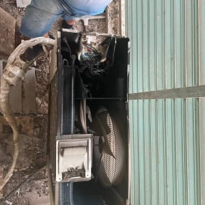 יחידת מזגן פתוחה עם מאוורר וחוטים חשופים