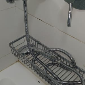 ברז אמבטיה עם צינור ומחזיק מתכת