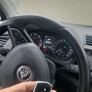 מפתח רכב מול הגה עם לוח מחוונים