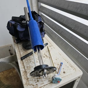 חלקי דוד שמש על יחידת מיזוג אוויר