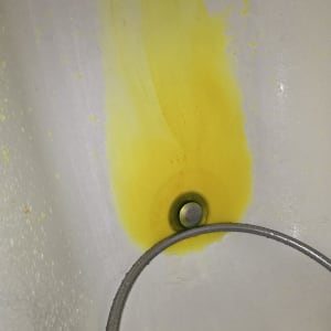 כתם צהוב סביב פתח ניקוז באמבטיה