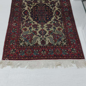 שטיח צבעוני על רצפה לבנה