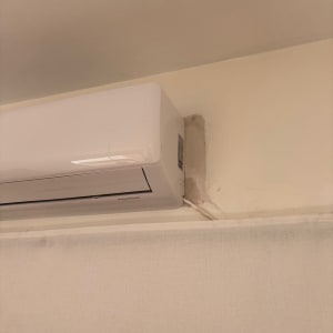 מזגן מותקן על קיר עם סימני צבע