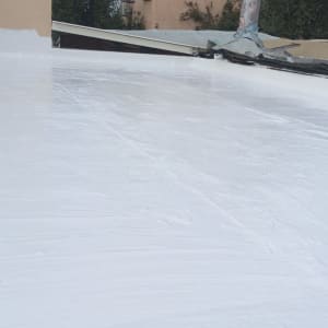 גג אטום עם חומר לבן, מבנים ברקע