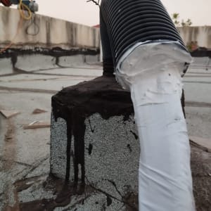 צינור מיזוג אוויר על גג עם חומר איטום