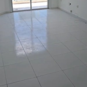חדר ריק עם רצפת אריחים נקייה ומרפסת