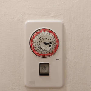 טיימר חשמלי מותקן על קיר לבן