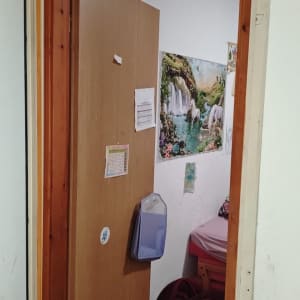 דלת עץ פתוחה עם פוסטר על הקיר