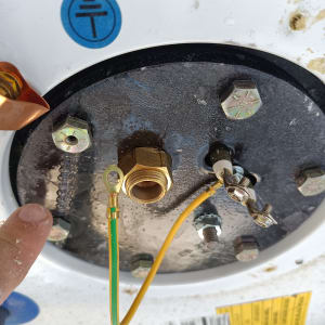 חיבורי חשמל עם כבלים וברגים על לוח מתכת