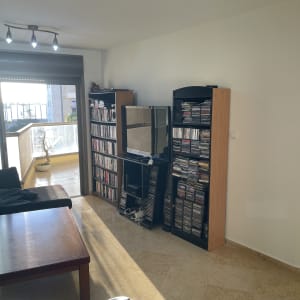 סלון עם קיר לבן מוכן לצביעה