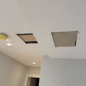 תקרת גבס עם חורים לתיקון או התקנה