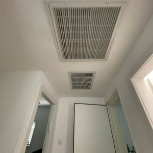 תקרת גבס עם פתחי אוורור מלבניים