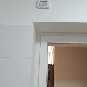 שקע חשמלי מותקן על קיר לבן