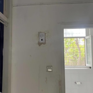 קיר עם מתג חשמל ותרמוסטט