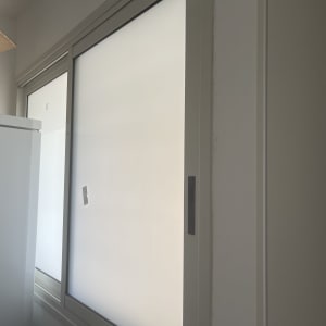 חלון עם מסגרת אלומיניום ומדבקה על הזכוכית