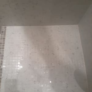 אריחי קרמיקה רטובים ונקיים במקלחת