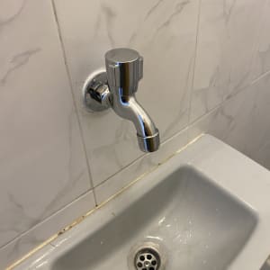 ברז כרום מעל כיור עם ניקוז