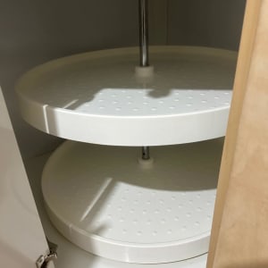 מדף עגול בתוך ארון מטבח