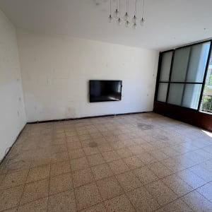 חדר ריק עם טלוויזיה תלויה על הקיר