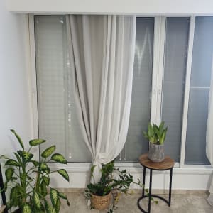 חלון עם תריסים ווילונות, עציצים על הרצפה