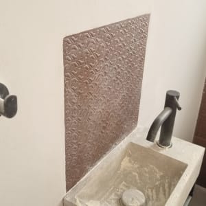 כיור עם ברז וכלי עבודה בחדר שיפוצים