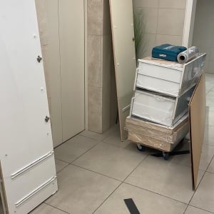 ארון על גלגלים עם דלתות לבנות ליד מעלית