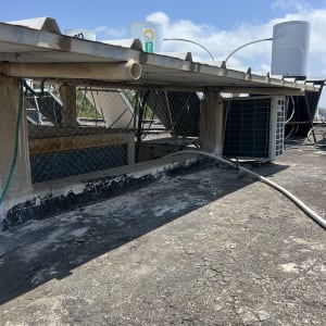 רשת מתכת על גג למניעת כניסת יונים