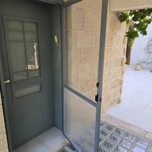 דלת אלומיניום פתוחה עם זכוכית מחוספסת