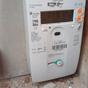 מונה חשמל דיגיטלי עם תצוגה ומספרים