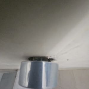 חלק מתכת מחובר לצינור במערכת אינסטלציה