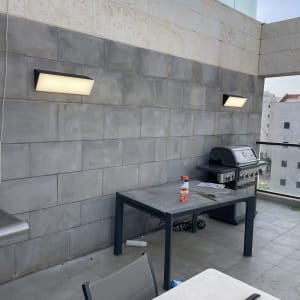 מברשת ניקוי על שולחן ליד גריל גז