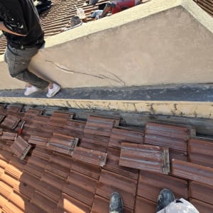עבודת איטום על גג רעפים עם תיקוני בטון
