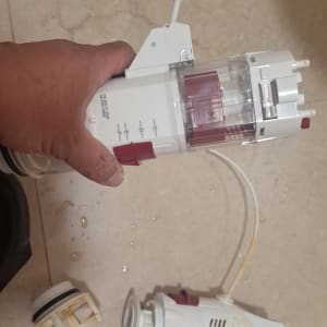 חלקי אינסטלציה וכלים על רצפה רטובה