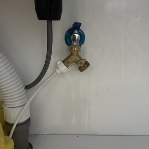 ברז מים עם צינורות מתחת לכיור