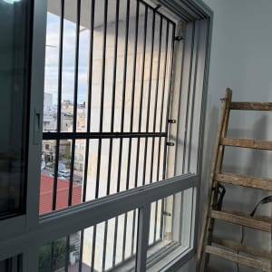 חלון עם סורגים וסולם עץ לידו