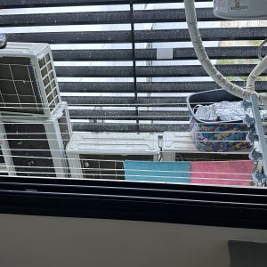 מזגנים מותקנים על קיר חיצוני עם צינורות וחוטי כביסה