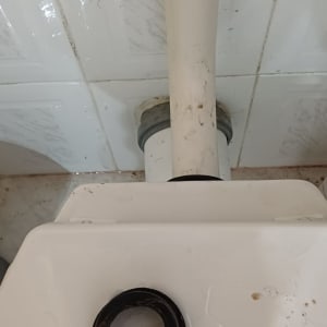 צינור חיבור לאסלה עם חיבורי מים