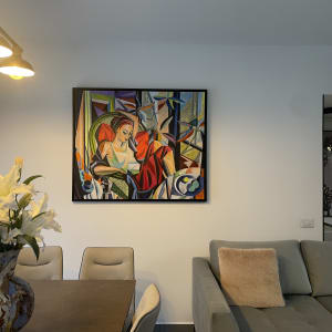תמונה של סלון עם ציור צבעוני על הקיר