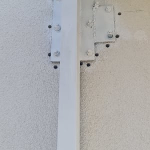 חיבור מתכת עם ברגים על קיר בטון