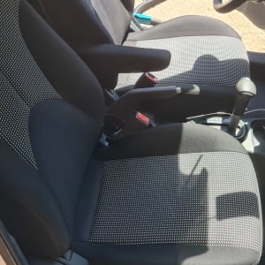 מושבי רכב נקיים עם אור שמש עליהם