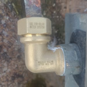 חיבור צינור מתכת למערכת מים סולארית