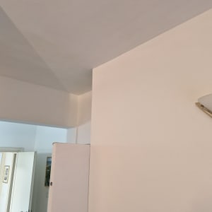 קיר צבוע בלבן עם פינה ותקרה