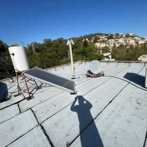 גג עם יריעות איטום, דוד שמש וצלחת לוויין