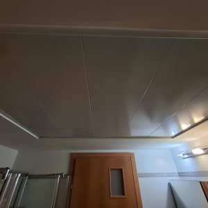 תקרה עם לוחות ותאורה בחדר אמבטיה