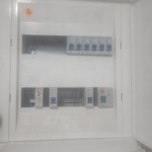 לוח חשמל עם מפסקים ומתגים