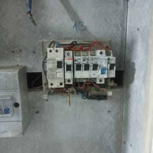 לוח חשמל עם חוטים ומפסקים חשמליים