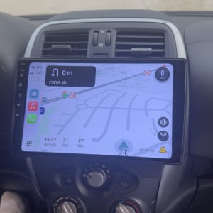 מערכת ניווט ברכב עם מסך מגע ותצוגת מפה